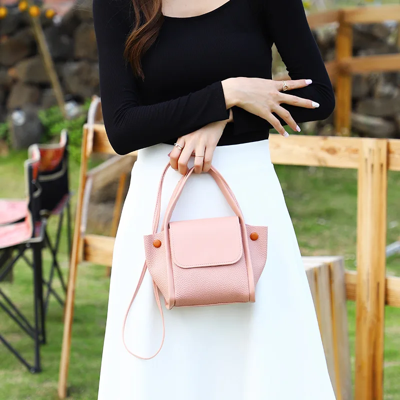 2022 New Women's Simple and Elegant PU Lychee Pattern Waterproof Handbag Messenger Shoulder Bag
2022 New Women's Simple and Elegant PU Lychee Pattern Waterproof Handbag Messenger Shoulder Bag