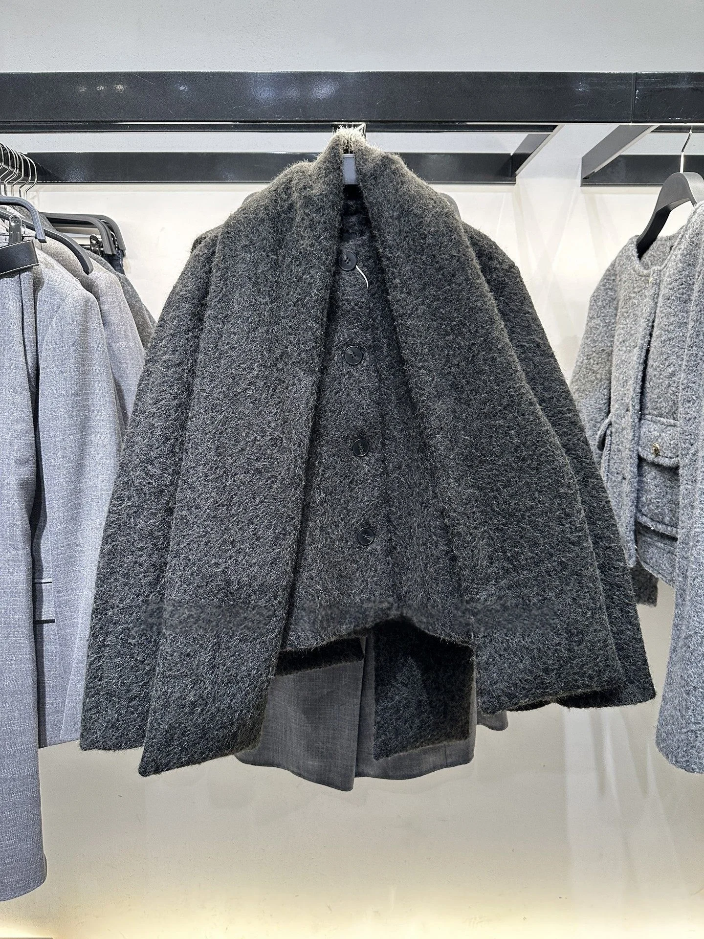 2026 new women's clothing European and American style fashionable loose long sleeved scarf decoration short loop woolen coat
2026 new women's clothing European and American style fashionable loose long sleeved scarf decoration short loop woolen coat