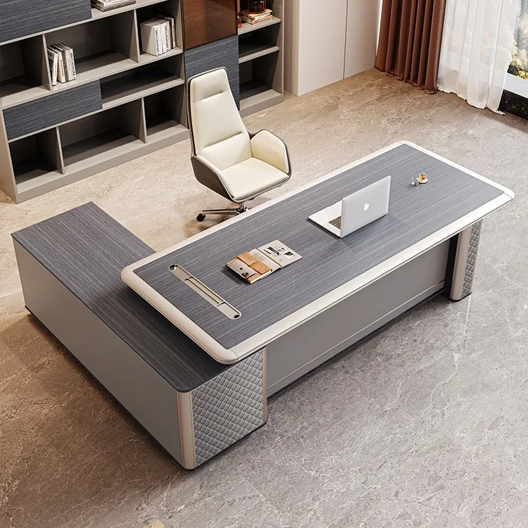 Стол менеджера, письменный стол, стол босса, современный простой и высококачественный супервизор, один стол и стулья среднего класса. 
Стол менеджера, письменный стол, стол босса, современный простой и высококачественный супервизор, один стол и стулья среднего класса.