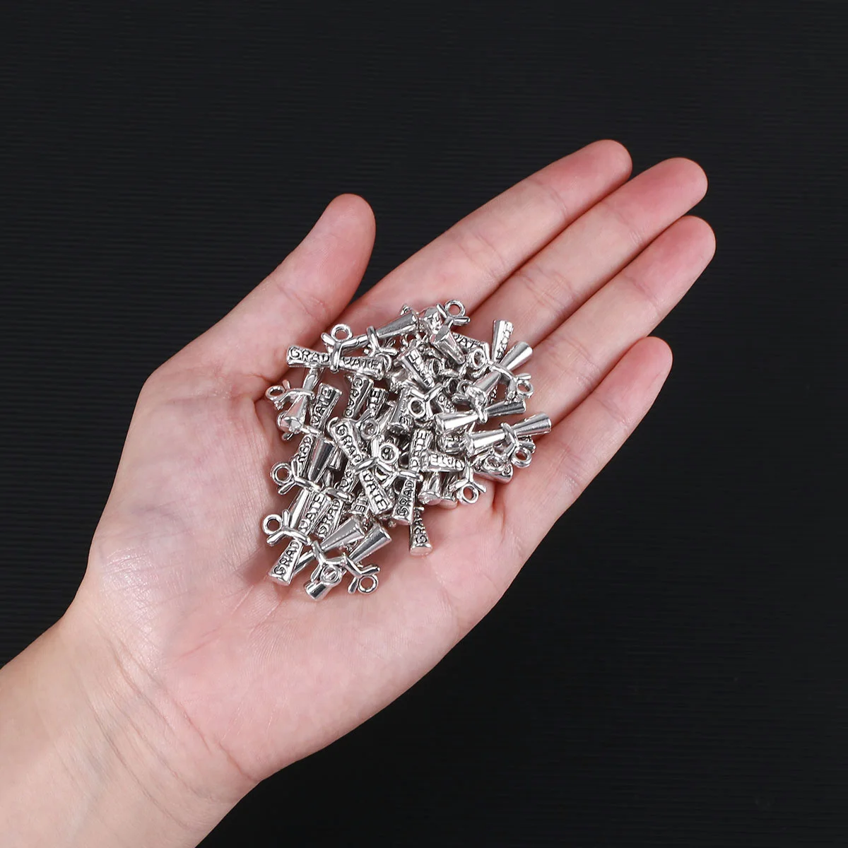 100Pcs Graduation Pendant Creative Graduation Gift Pendant for Student Graduate Friend 11x21mm Photo Prop Memory
100Pcs Graduation Pendant Creative Graduation Gift Pendant for Student Graduate Friend 11x21mm Photo Prop Memory