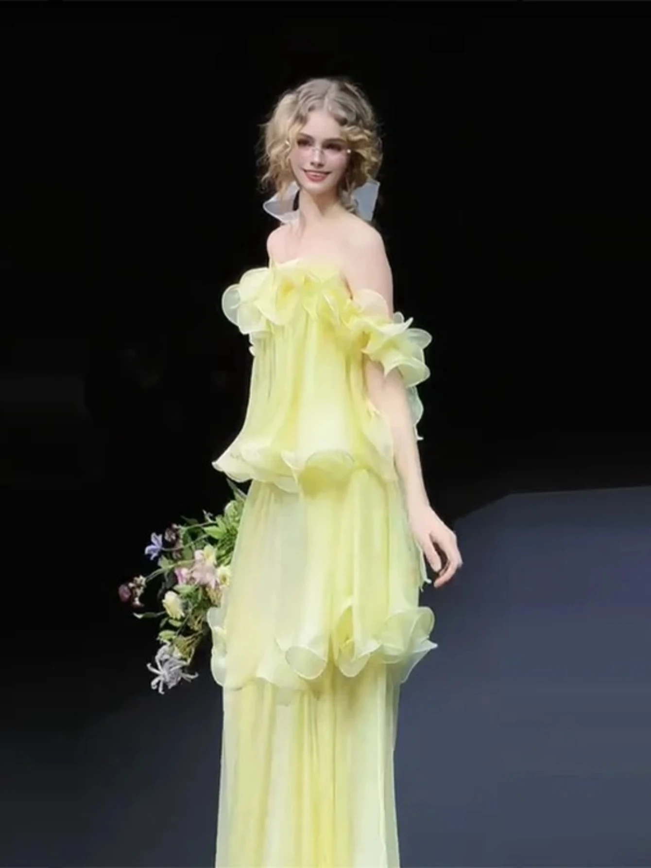 Новое женское вечернее платье 2026 года: элегантное желтое макси-платье без рукавов с открытыми плечами, многоярусное, из шифона, с оборками
Новое женское вечернее платье 2026 года: элегантное желтое макси-платье без рукавов с открытыми плечами, многоярусное, из шифона, с оборками