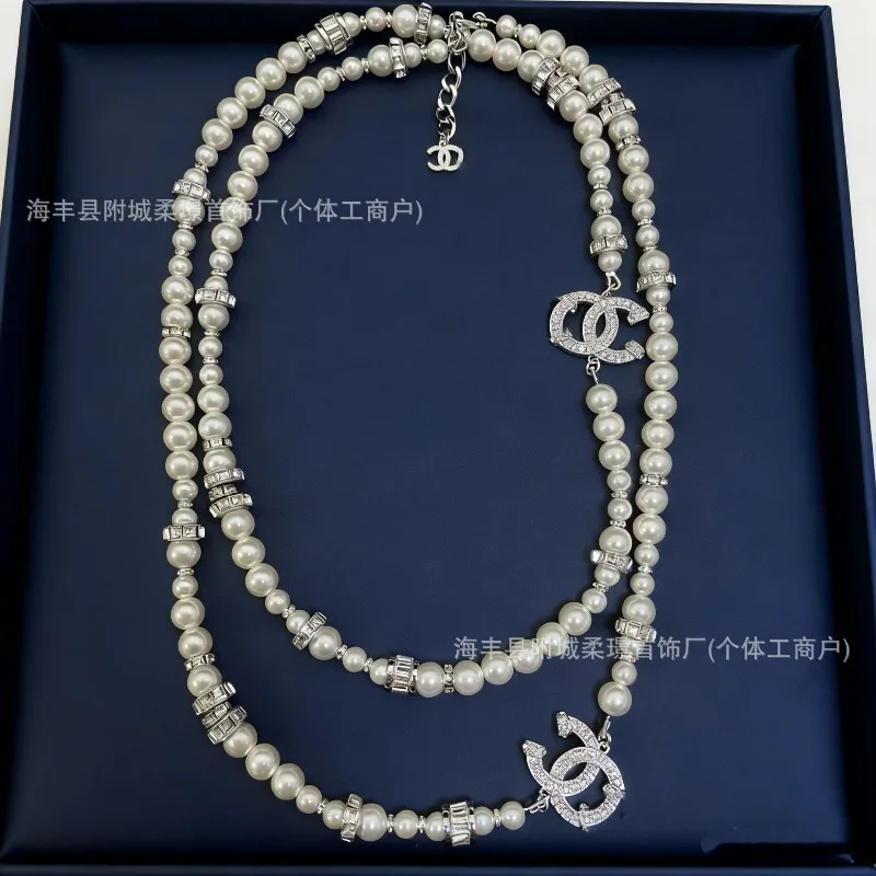 Xiaoxiangfeng Премиальное жемчужное ожерелье с двойным бриллиантом C, модное и универсальное ретро-цепочка премиум-класса с ароматным бабушным жемчугом
Xiaoxiangfeng Премиальное жемчужное ожерелье с двойным бриллиантом C, модное и универсальное ретро-цепочка премиум-класса с ароматным бабушным жемчугом