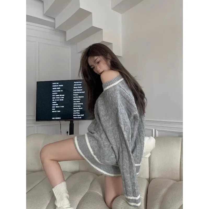 Korean College Style Mid-length Sweater for Women's Autumn V-neck Loose and Versatile Casual Knitted Top Fashion Female Clothes
Korean College Style Mid-length Sweater for Women's Autumn V-neck Loose and Versatile Casual Knitted Top Fashion Female Clothes