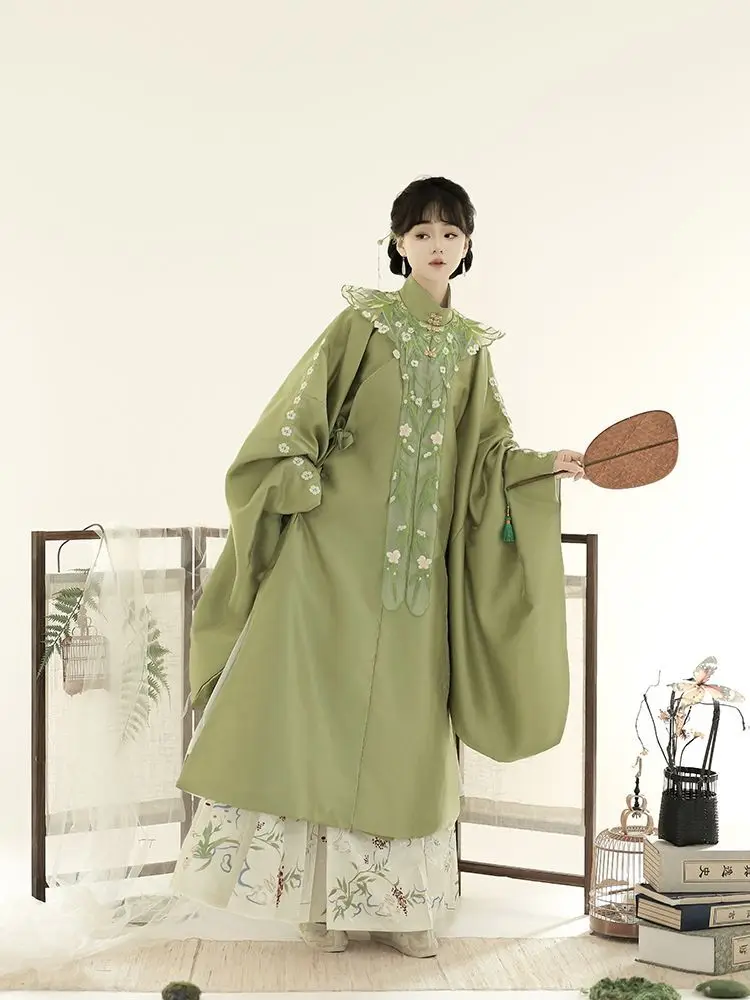 Qingyi Huashang поздняя осень Hanfu женская длинная рубашка с объемными плечами династии Мин воротник-стойка диагональной вышивкой
Qingyi Huashang поздняя осень Hanfu женская длинная рубашка с объемными плечами династии Мин воротник-стойка диагональной вышивкой