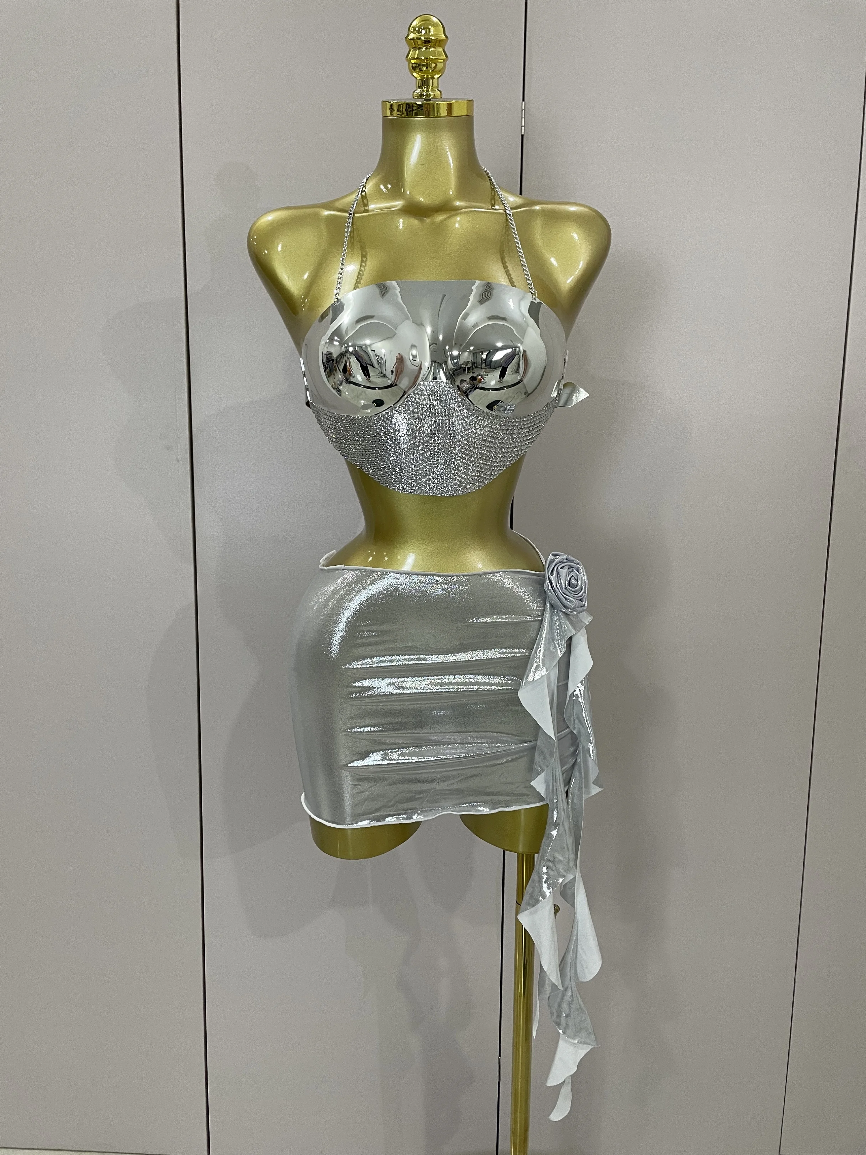 Новейший сценический костюм с блестящими бриллиантами, акриловое зеркало, сексуальный топ, комплект из 2 предметов, женский праздничный наряд для вечеринки, ночного клуба, фестиваля
Новейший сценический костюм с блестящими бриллиантами, акриловое зеркало, сексуальный топ, комплект из 2 предметов, женский праздничный наряд для вечеринки, ночного клуба, фестиваля