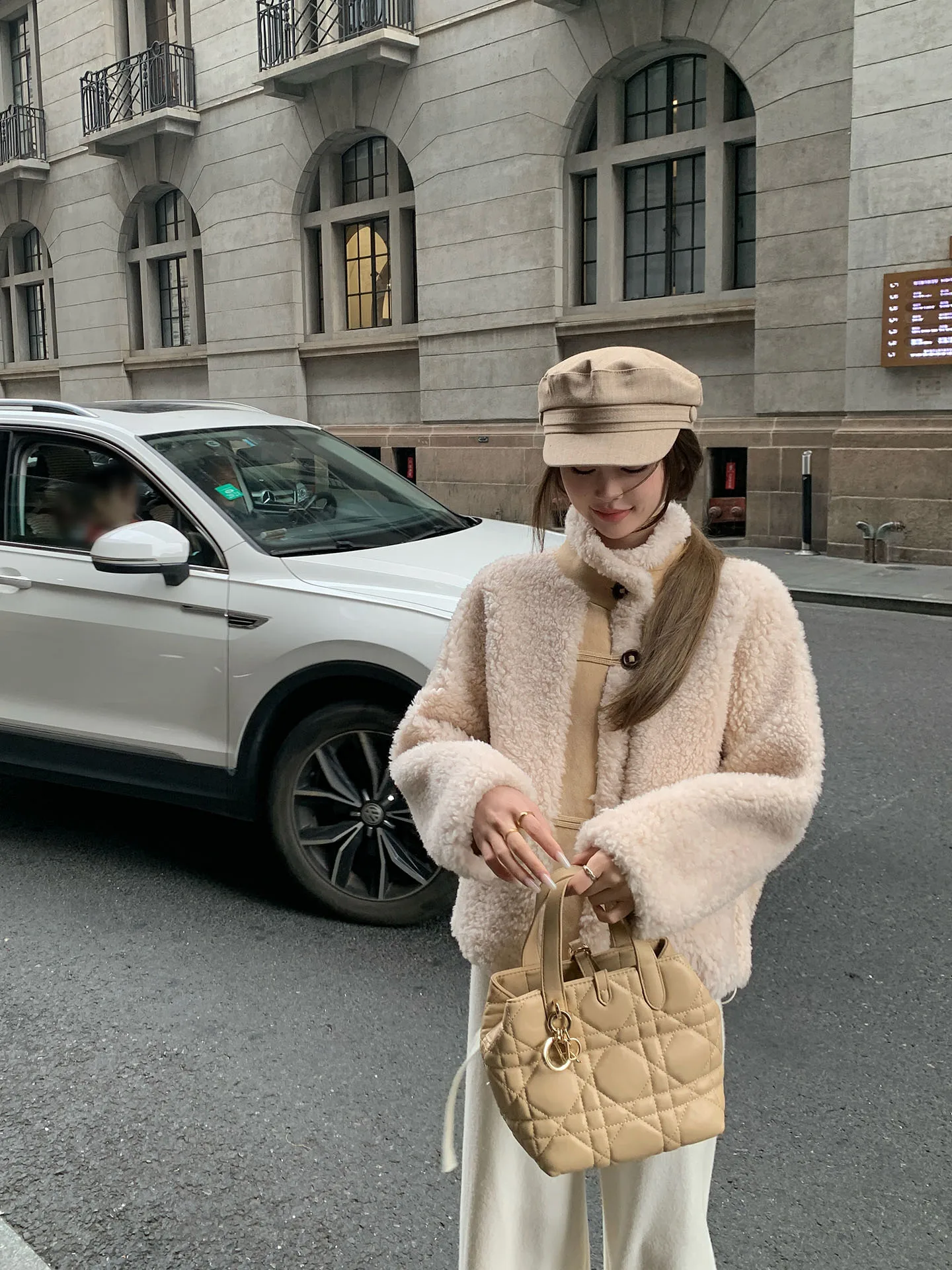 GG Tour 2025 Новое женское пальто из овчины с интегрированным мехом ягненка и замшевой кожей, теплое повседневное пальто средней длины
GG Tour 2025 Новое женское пальто из овчины с интегрированным мехом ягненка и замшевой кожей, теплое повседневное пальто средней длины