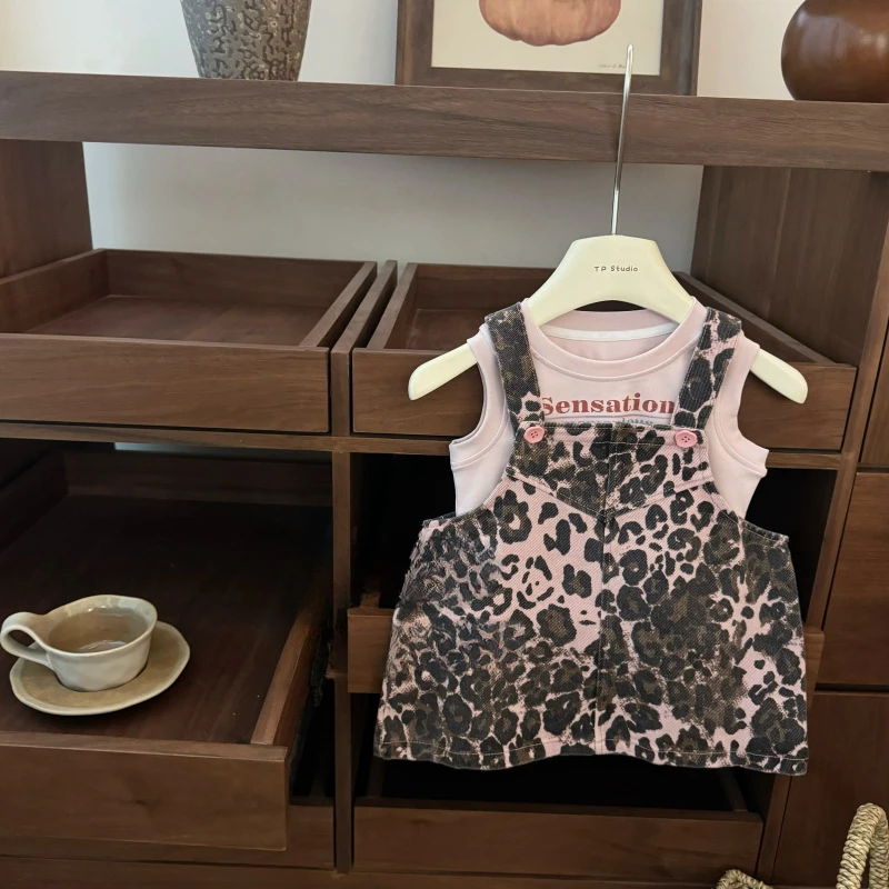 2025 Trendy Baby Girl Pink Leopard Print Overalls Letter T-shirt Stylish Set Fashion Korean
2025 Trendy Baby Girl Pink Leopard Print Overalls Letter T-shirt Stylish Set Fashion Korean