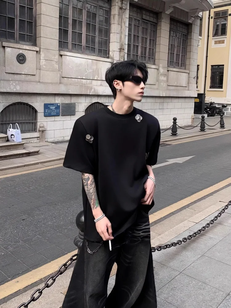 Мужская футболка с металлическим дизайном, с подплечниками, коротким рукавом и круглым вырезом, свободного кроя, летняя, повседневная, премиум-класса, молодежная, модная.
Мужская футболка с металлическим дизайном, с подплечниками, коротким рукавом и круглым вырезом, свободного кроя, летняя, повседневная, премиум-класса, молодежная, модная.