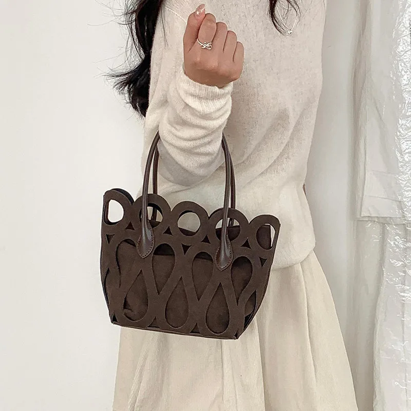 Design Women's Handbag Hollow Out Shoulder Bucket Crossbody Bag Fashionable Tote Bag Elegant Luxury Female Bolso
Design Women's Handbag Hollow Out Shoulder Bucket Crossbody Bag Fashionable Tote Bag Elegant Luxury Female Bolso