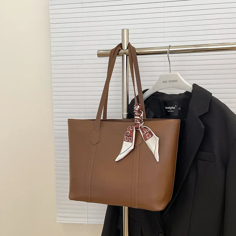 Women's Bag New Summer Black Handbag Large Capacity Shoulder Bag Niche Commuter Woman Tote Bag
Women's Bag New Summer Black Handbag Large Capacity Shoulder Bag Niche Commuter Woman Tote Bag