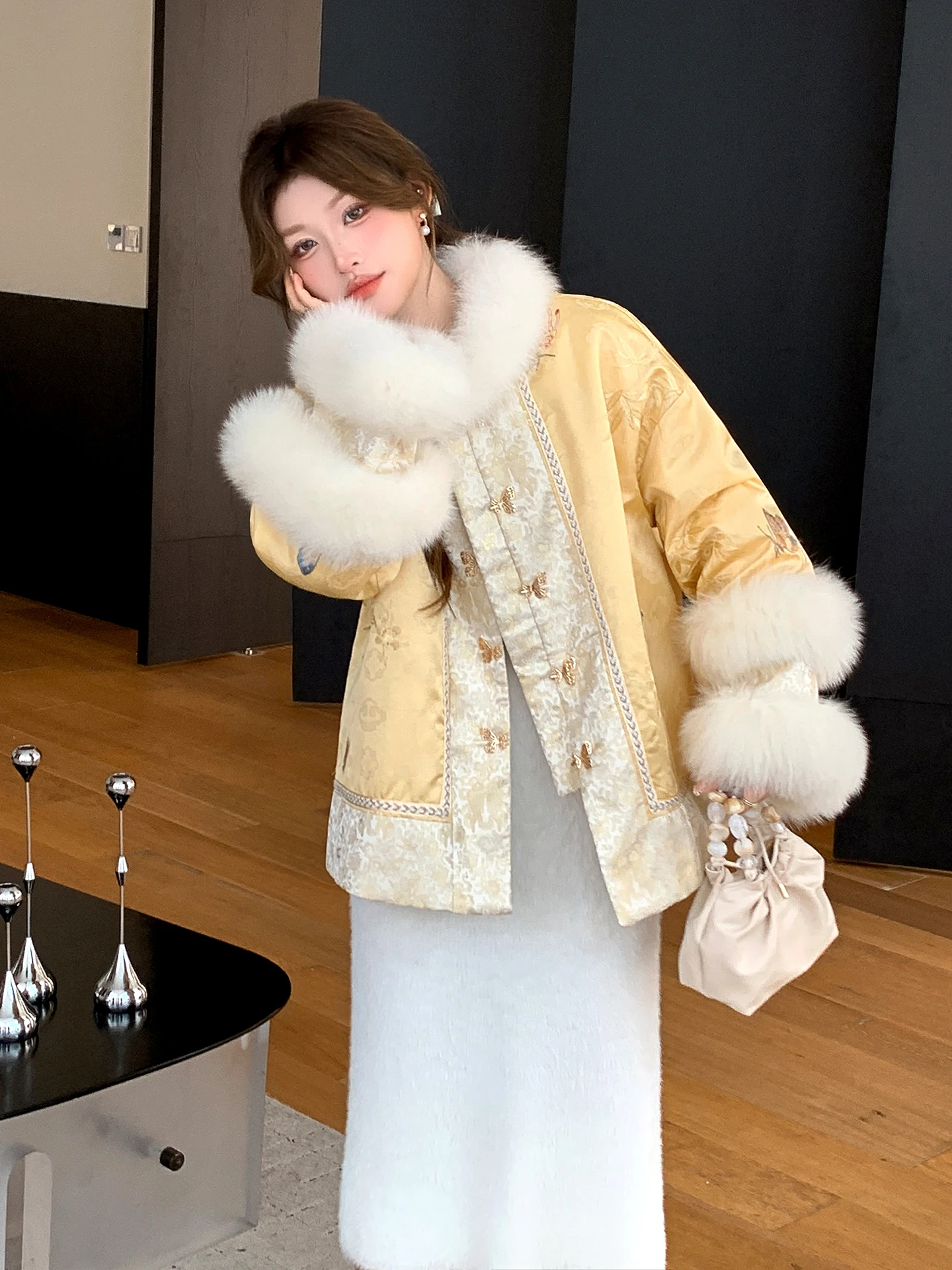 Новая зимняя китайская вышитая хлопковая куртка 2025 года для женщин: теплая короткая верхняя одежда с меховой подкладкой
Новая зимняя китайская вышитая хлопковая куртка 2025 года для женщин: теплая короткая верхняя одежда с меховой подкладкой