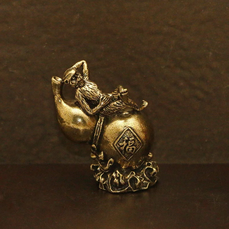 New Brass Vintage Zodiac Monkey Fu Character Copper Ornament Wine Gourd Desktop Decoration
New Brass Vintage Zodiac Monkey Fu Character Copper Ornament Wine Gourd Desktop Decoration
