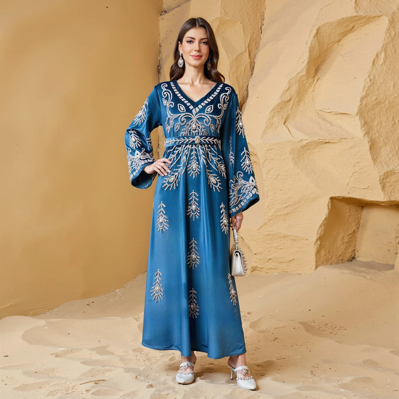 Осень-зима 2022, мусульманские новые модные женские элегантные повседневные модные свободные платья с длинными рукавами и бриллиантами, женская одежда
Осень-зима 2022, мусульманские новые модные женские элегантные повседневные модные свободные платья с длинными рукавами и бриллиантами, женская одежда