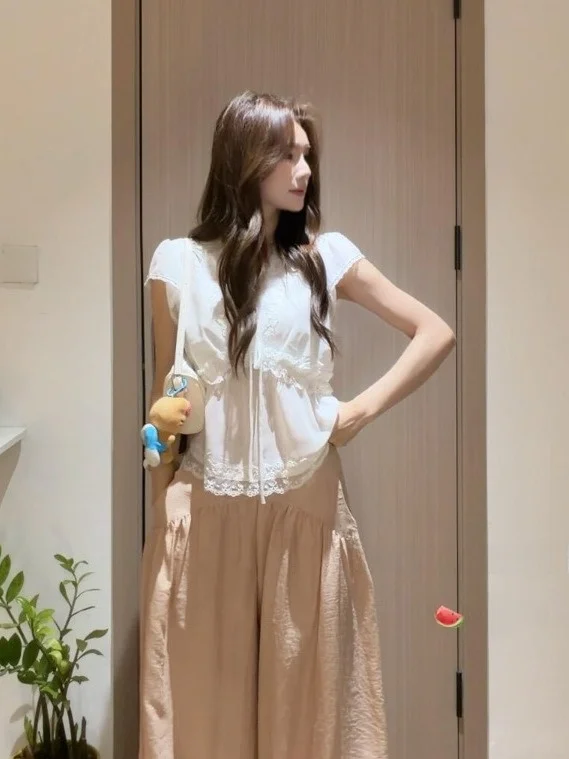 Elegant White Lace Splice V-Neck Short Sleeve Shirt Women's Summer Fashionable Top Korean Style Cotton Polyester Blend
Elegant White Lace Splice V-Neck Short Sleeve Shirt Women's Summer Fashionable Top Korean Style Cotton Polyester Blend