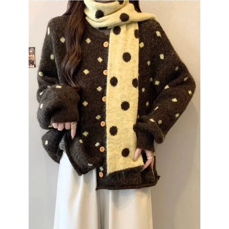 Осень-зима 2025, новый ленивый топ в горошек, женский свитер, пальто, шарф
Осень-зима 2025, новый ленивый топ в горошек, женский свитер, пальто, шарф