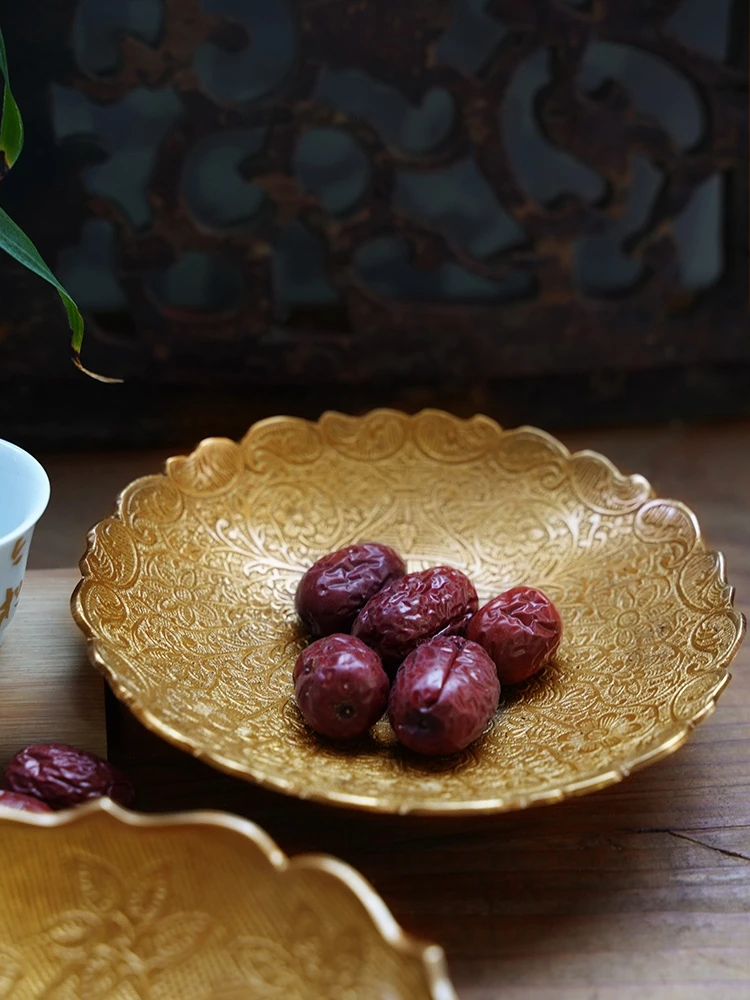 Роскошный декоративный латунный круглый поднос, ваза для конфет, фруктовница, тарелка для украшений, винтажный стиль, из металла, для повседневного использования на столе
Роскошный декоративный латунный круглый поднос, ваза для конфет, фруктовница, тарелка для украшений, винтажный стиль, из металла, для повседневного использования на столе