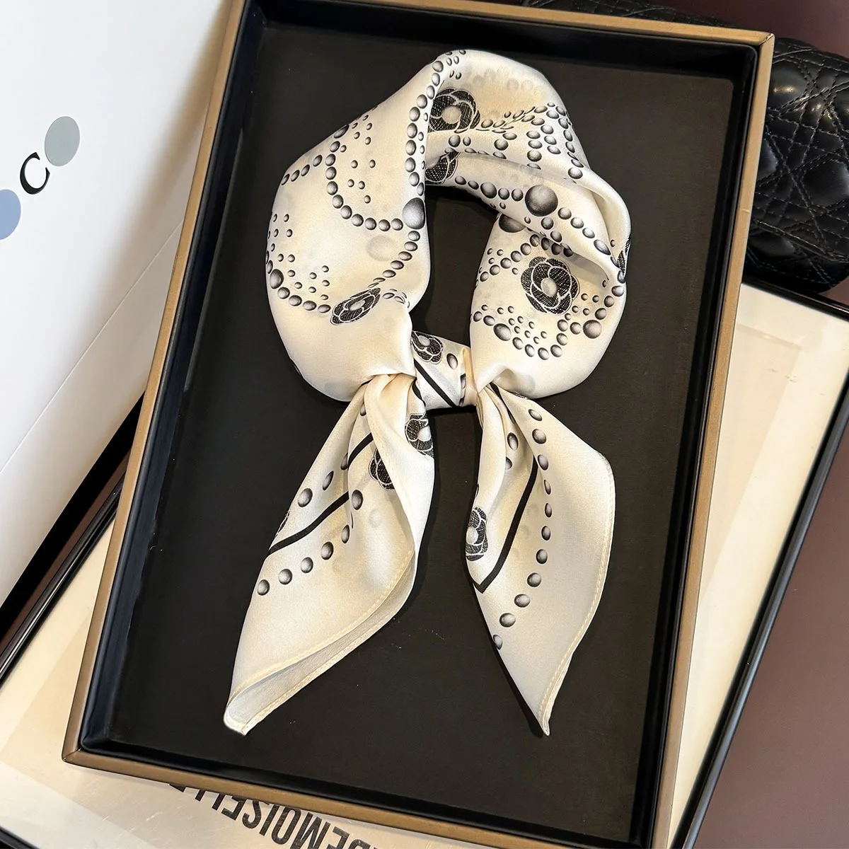 100% Silk Scarf Fashion Print Square Hijab Women 65*65cm Small Neck Scarves Stylish Casual Headscarf 2025
100% Silk Scarf Fashion Print Square Hijab Women 65*65cm Small Neck Scarves Stylish Casual Headscarf 2025