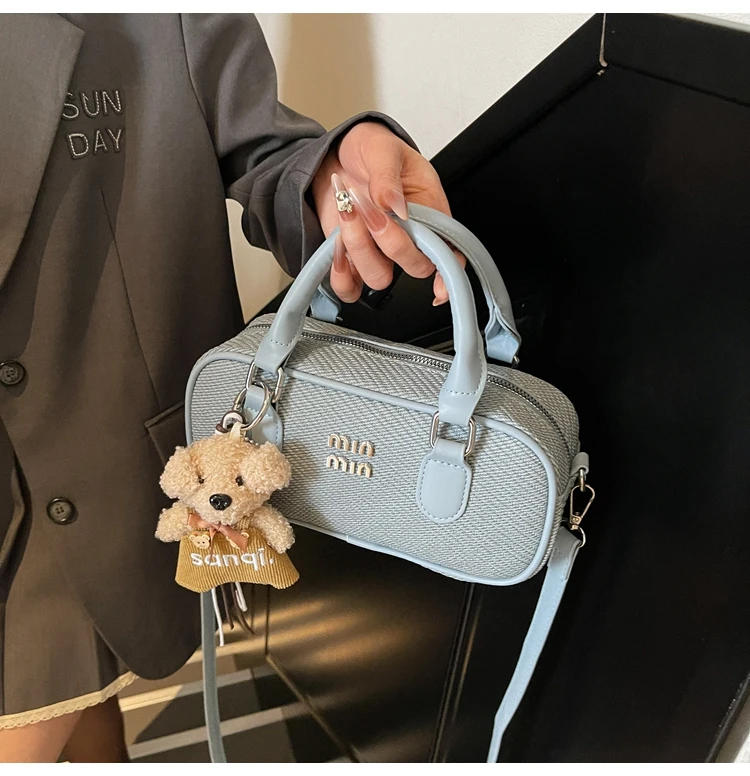 Premium Genuine Leather Satchel - Vintage-Inspired Messenger Handbag with Brass Lock & Keyhole Details
Premium Genuine Leather Satchel - Vintage-Inspired Messenger Handbag with Brass Lock & Keyhole Details