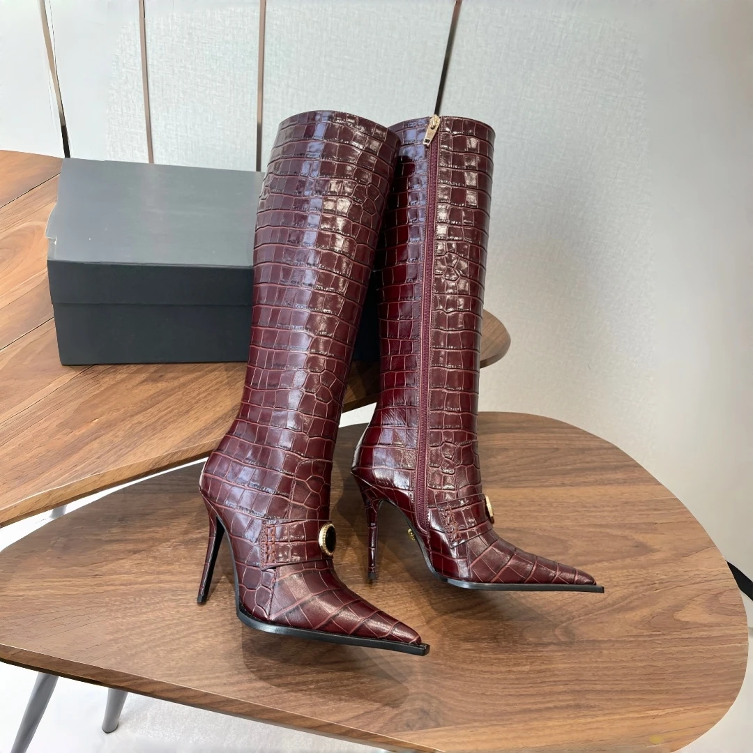 Поступление, женские сапоги до колена, лакированные кожаные сапоги на шпильке с крокодиловым узором, модные вечерние модельные сапоги с острым носком и металлическим декором
Поступление, женские сапоги до колена, лакированные кожаные сапоги на шпильке с крокодиловым узором, модные вечерние модельные сапоги с острым носком и металлическим декором