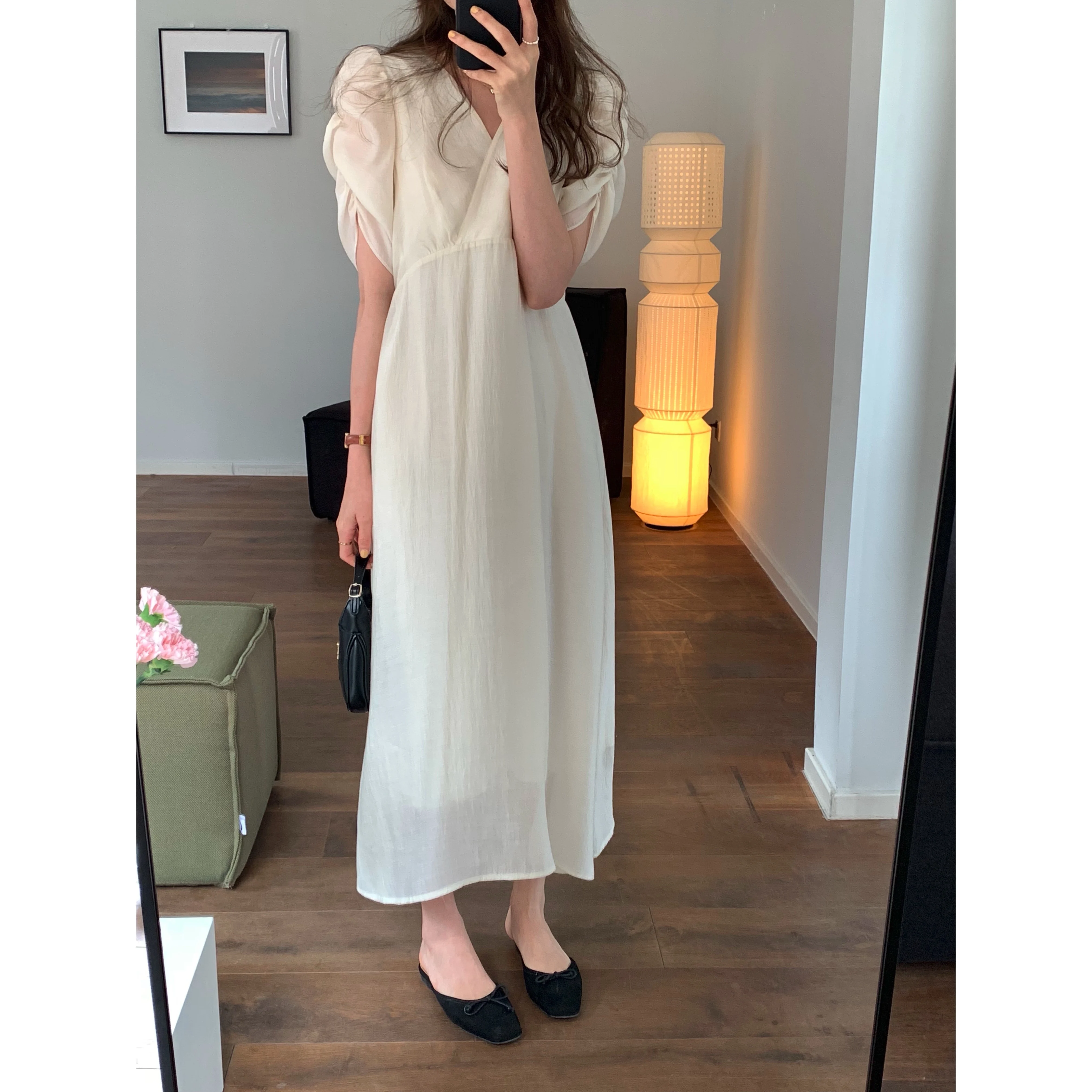 Summer 2026 Women's Korean Style V-Neck Short Sleeve Bubble Sleeve Dress Waist-Cinched Midi Dress Pure Color Commute Pattern
Summer 2026 Women's Korean Style V-Neck Short Sleeve Bubble Sleeve Dress Waist-Cinched Midi Dress Pure Color Commute Pattern