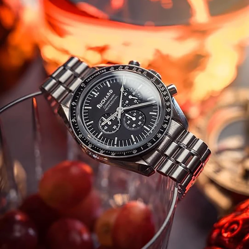 Richard Speedmaster Moonwatch из нержавеющей стали с черным шаговым циферблатом и известной точкой более 90 на кольце из анодированного алюминиевого безеля.
Richard Speedmaster Moonwatch из нержавеющей стали с черным шаговым циферблатом и известной точкой более 90 на кольце из анодированного алюминиевого безеля.