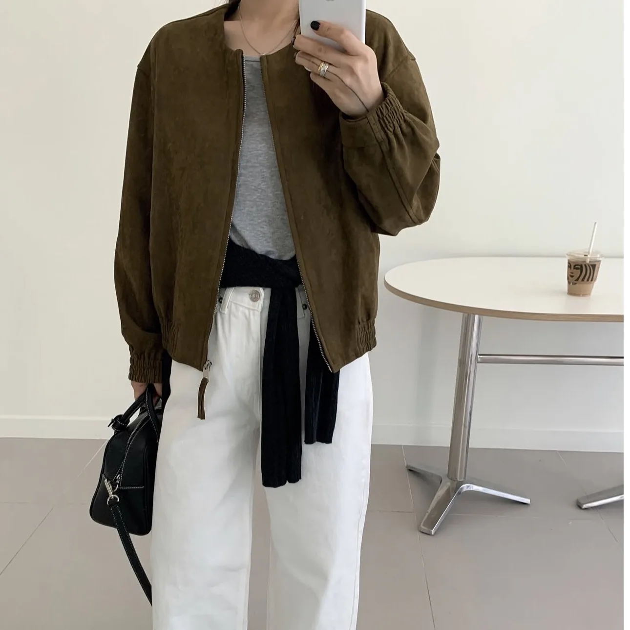 Женская короткая куртка в Корейском стиле, шикарная осенняя высококачественная свободная утягивающая повседневная замшевая верхняя часть тела в стиле ретро с застежкой-молнией 
Женская короткая куртка в Корейском стиле, шикарная осенняя высококачественная свободная утягивающая повседневная замшевая верхняя часть тела в стиле ретро с застежкой-молнией