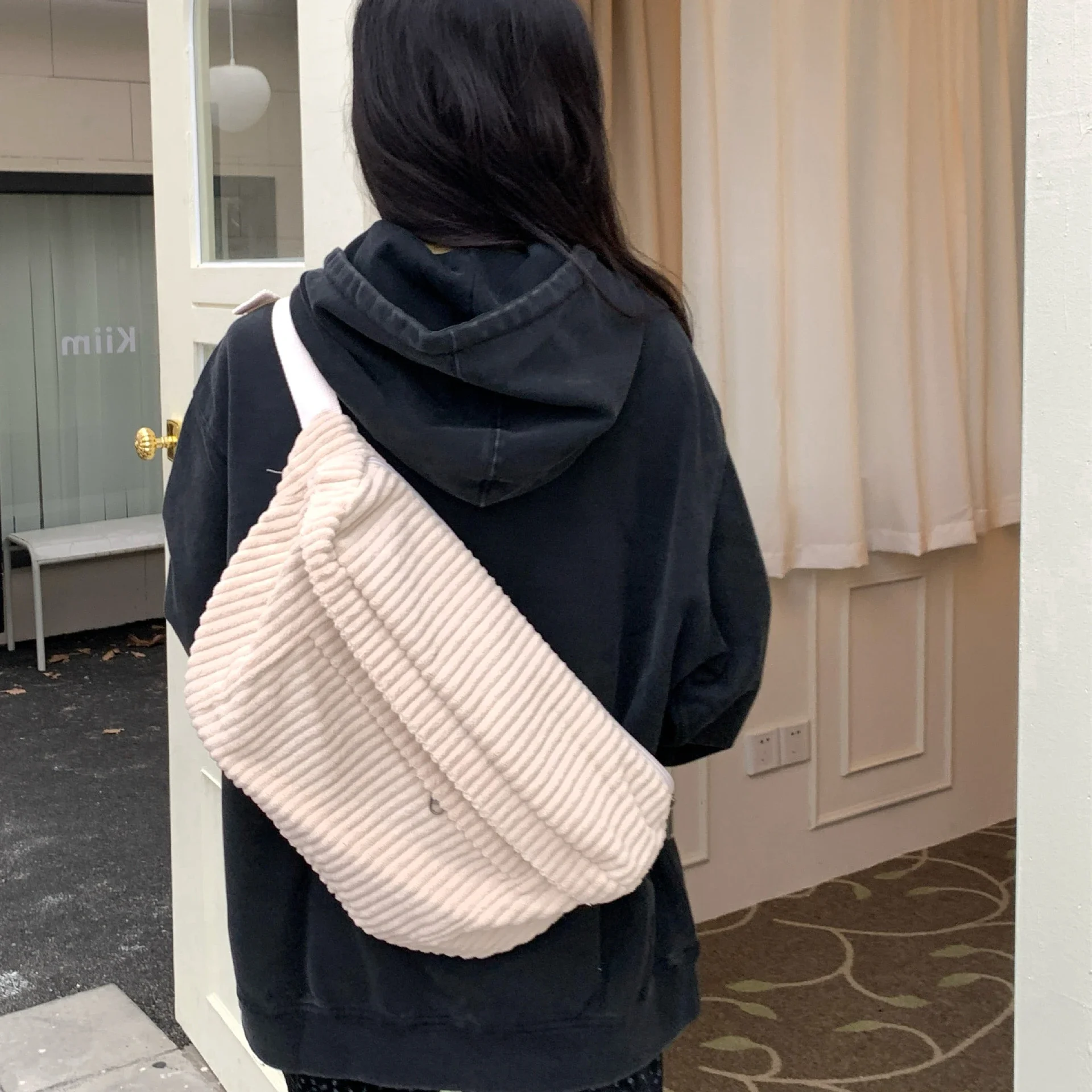Large Capacity Waist Bag Women Shoulder Crossbody Bags Casual Fanny Pack Simple Phone Purse Corduroy Waist Bag Ladies Banana Bag
Large Capacity Waist Bag Women Shoulder Crossbody Bags Casual Fanny Pack Simple Phone Purse Corduroy Waist Bag Ladies Banana Bag