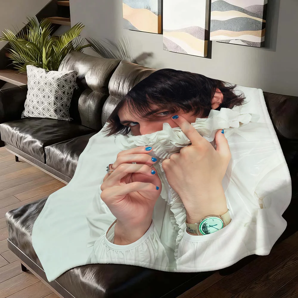 Одеяло американского певца P-Porter Robinson для дивана, офиса, кровати, самолета, путешествий, сна, чтения, отдыха, кемпинга, мягкое и теплое
Одеяло американского певца P-Porter Robinson для дивана, офиса, кровати, самолета, путешествий, сна, чтения, отдыха, кемпинга, мягкое и теплое