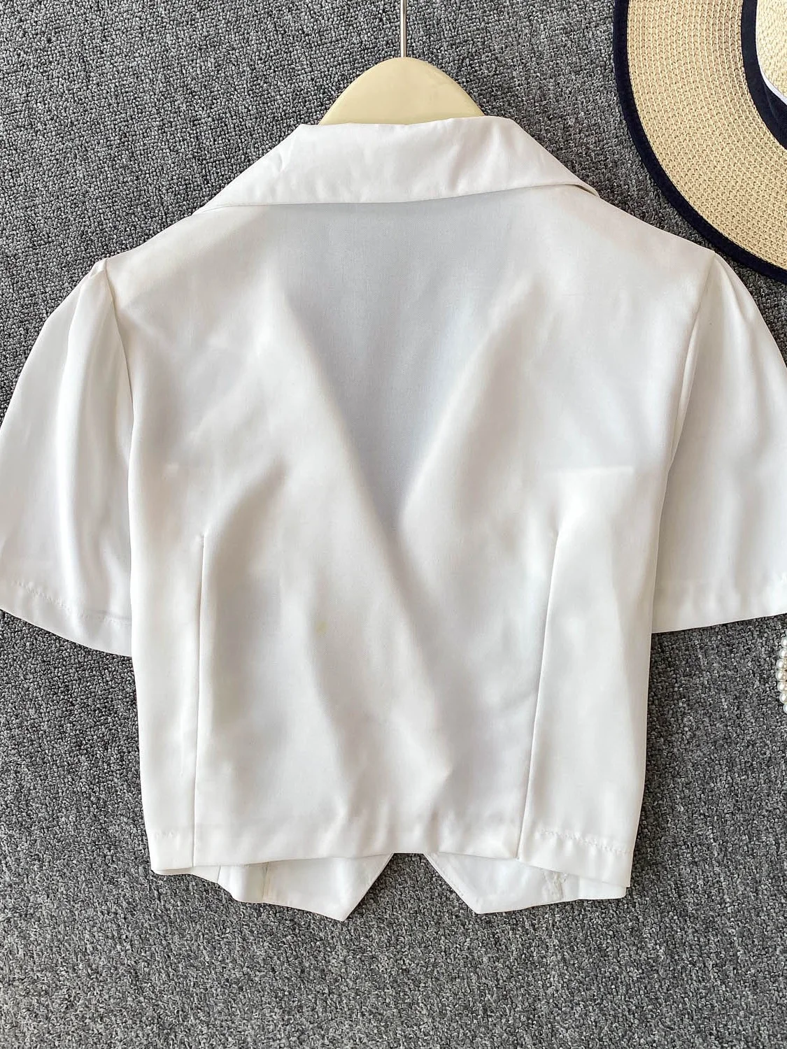 2025 New Women's Commute Sle ort Design Slim Fit White irt Two Button Loose Fitting Top Profional Faionable Jaet
2025 New Women's Commute Sle ort Design Slim Fit White irt Two Button Loose Fitting Top Profional Faionable Jaet