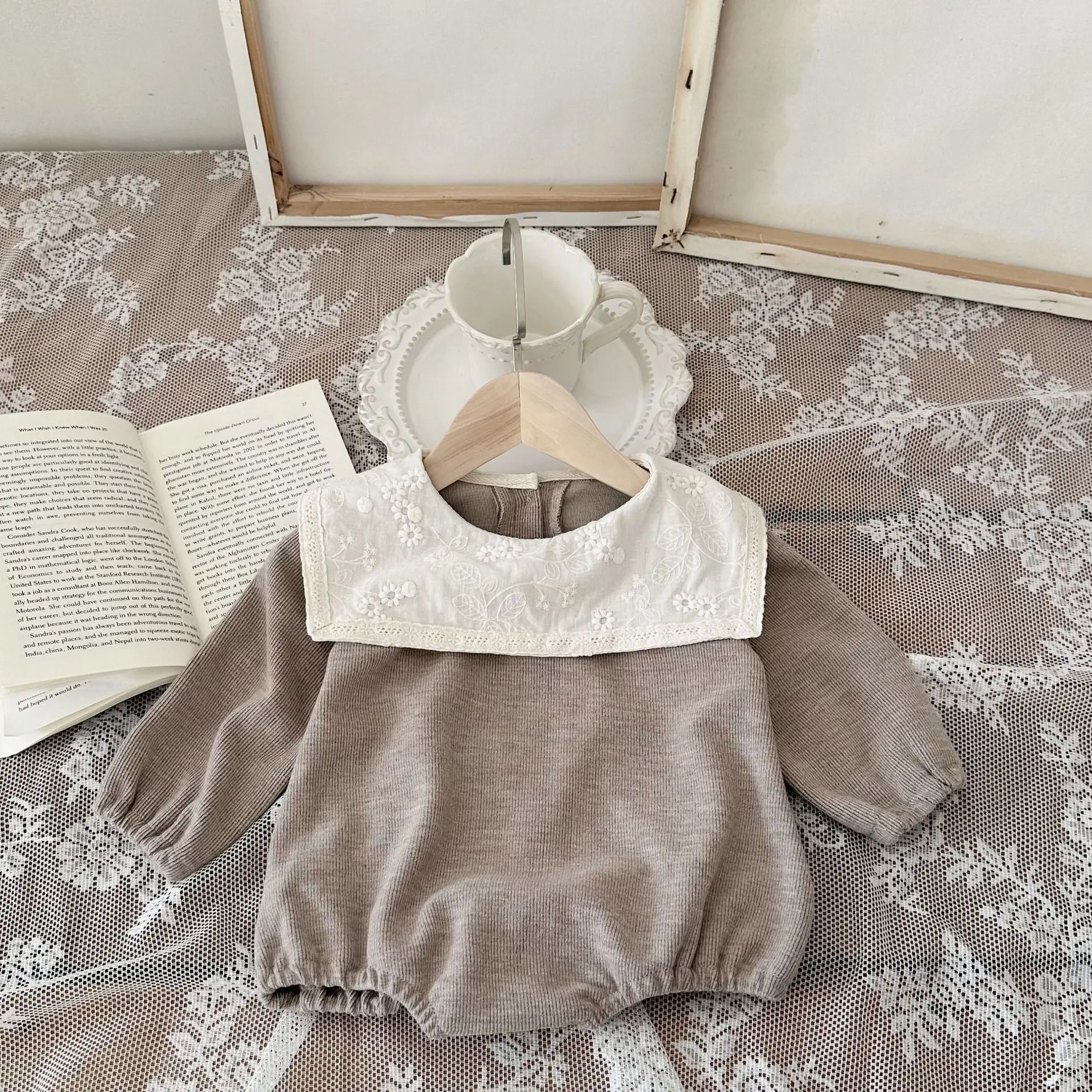 Baby Clothing 2024 Girls Romper Spring and Autumn Lace Big Collar Long Sleeve Fashionable Casual Simple Kids Jumpsuit
Baby Clothing 2024 Girls Romper Spring and Autumn Lace Big Collar Long Sleeve Fashionable Casual Simple Kids Jumpsuit