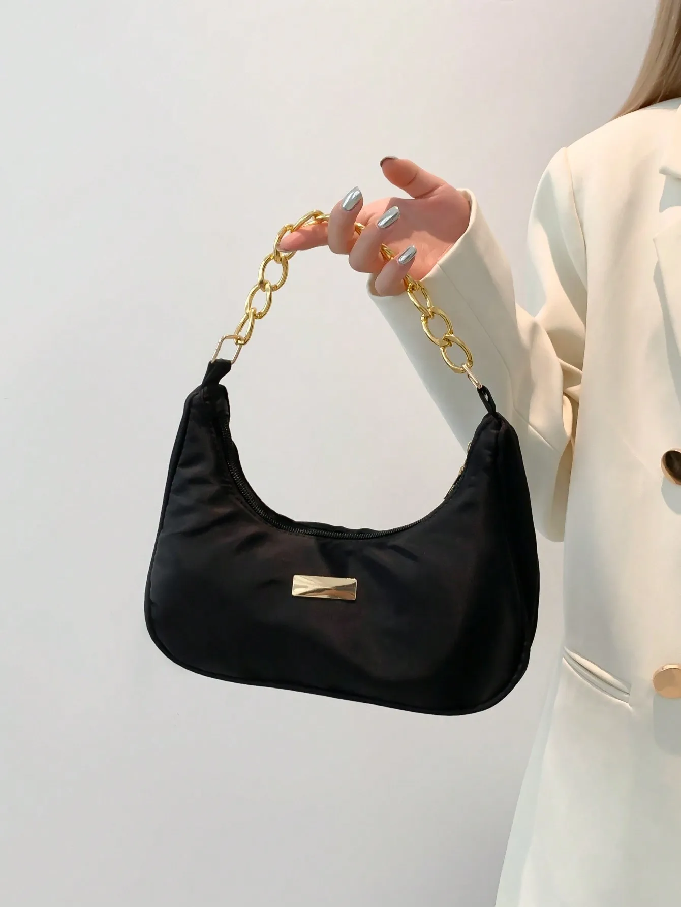 Черная нейлоновая сумка в форме полумесяца с золотой цепочкой-ремешком
Черная нейлоновая сумка в форме полумесяца с золотой цепочкой-ремешком