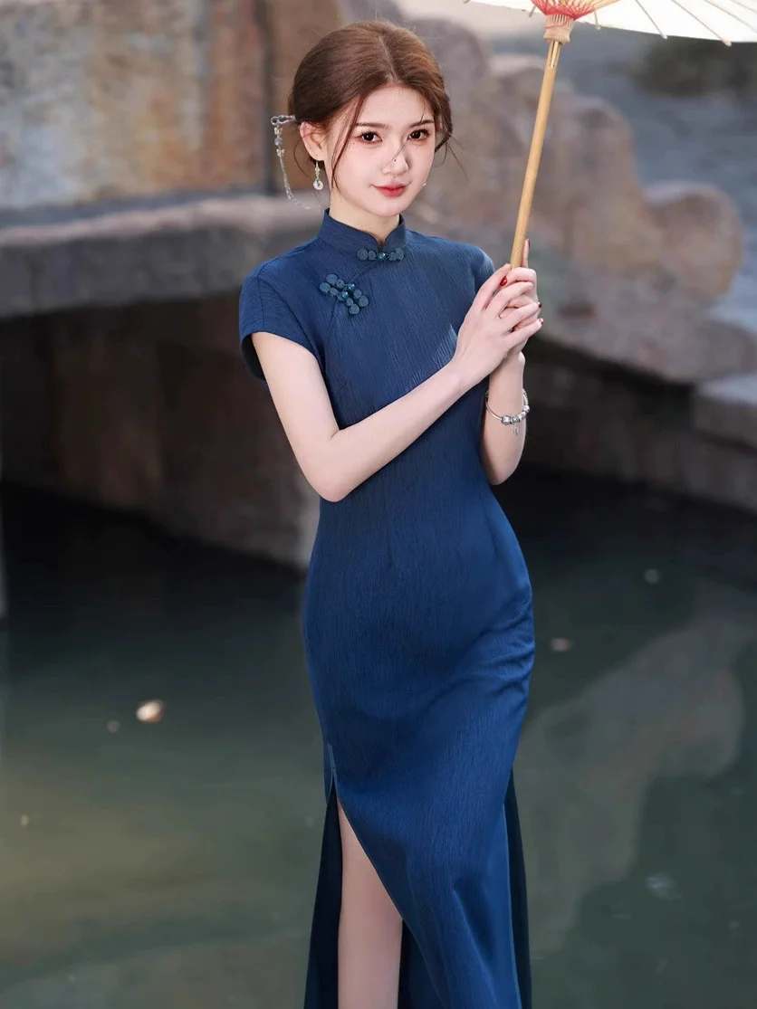 Весна/Лето, новый стиль, тибетский синий ретро, длинный Cheongsam с короткими рукавами, китайский стиль, молодые тонкие женские Cheongsam
Весна/Лето, новый стиль, тибетский синий ретро, длинный Cheongsam с короткими рукавами, китайский стиль, молодые тонкие женские Cheongsam