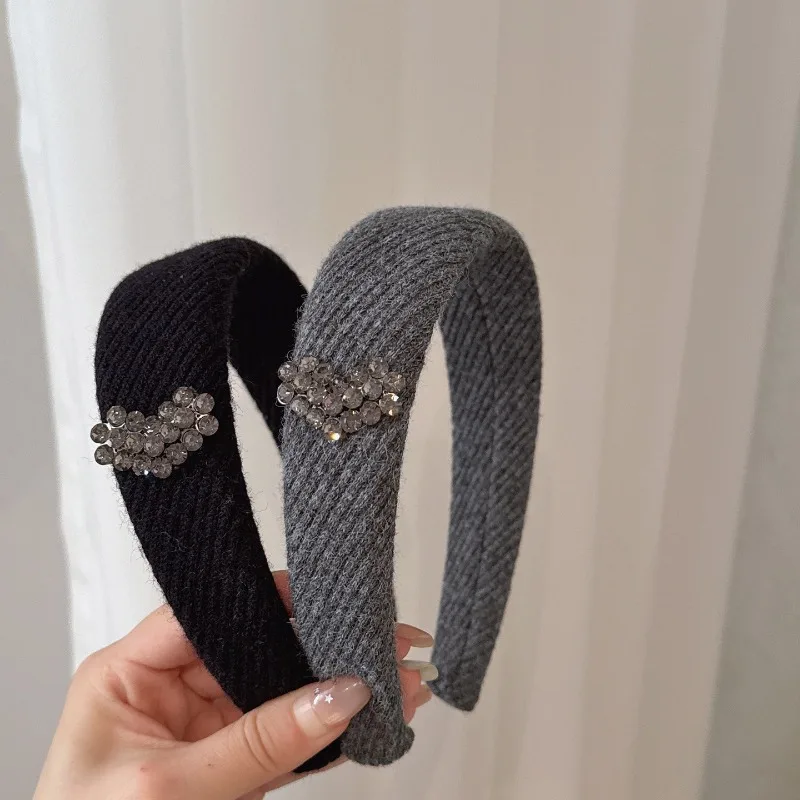 Winter Autumn Retro Rhinestone Heart Fabric Headband Elegant Versatile Hair Accessories for Women Face Washing Hairpin
Winter Autumn Retro Rhinestone Heart Fabric Headband Elegant Versatile Hair Accessories for Women Face Washing Hairpin