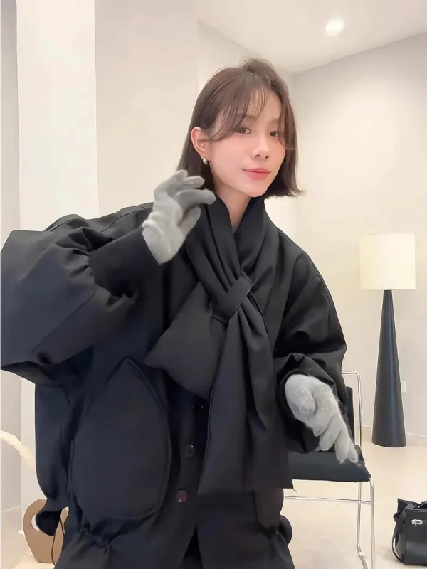 Корейская модная хлопковая куртка с шарфом, зима 2025, новинка, женская, свободный крой, длинный рукав, круглый вырез, на одной пуговице
Корейская модная хлопковая куртка с шарфом, зима 2025, новинка, женская, свободный крой, длинный рукав, круглый вырез, на одной пуговице