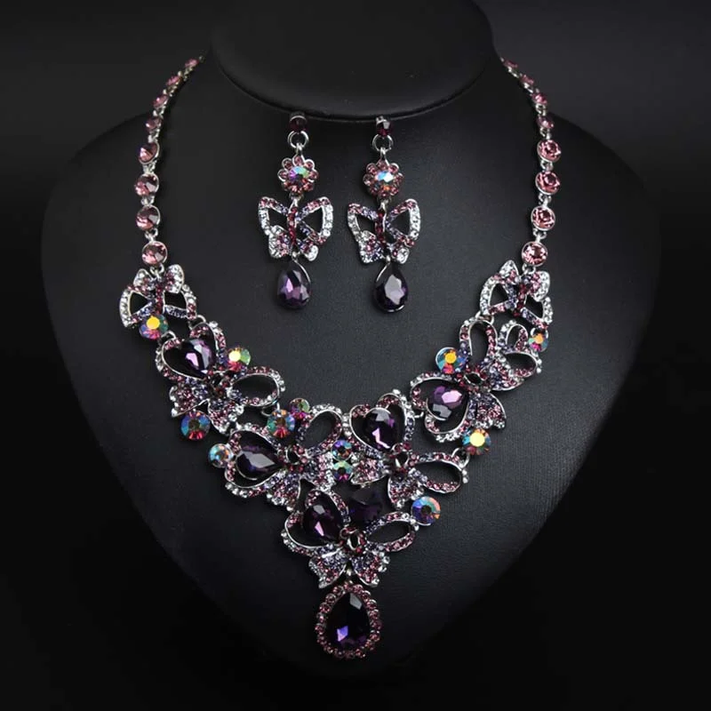 Diamond-studded butterfly style necklace and earrings set. High-quality waterproof jewelry. Gift for your wife.
Diamond-studded butterfly style necklace and earrings set. High-quality waterproof jewelry. Gift for your wife.