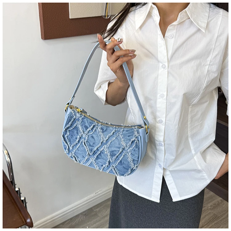 Fashionable Messenger Bag for Ladies Featuring Adjustable Strap and Genuine Leather Material Timeless Design
Fashionable Messenger Bag for Ladies Featuring Adjustable Strap and Genuine Leather Material Timeless Design