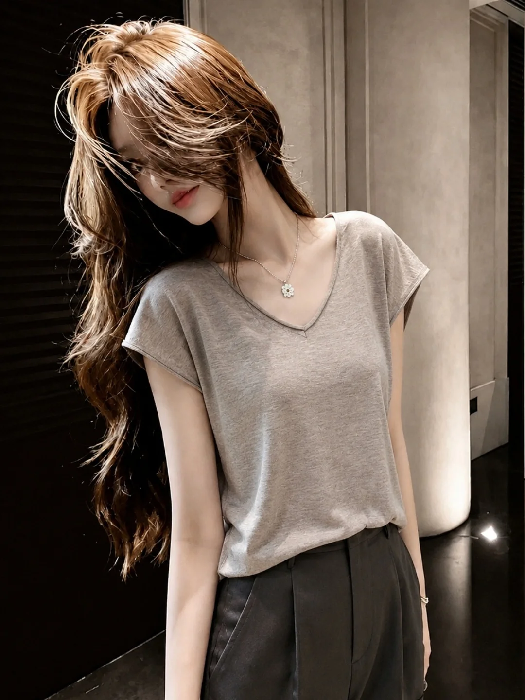 Laid-back Style Versatile V-neck Short Sleeve T-shirt Soft Pure Color Elegant Top Simple Match All Summer Fashion Women's Sil...
Laid-back Style Versatile V-neck Short Sleeve T-shirt Soft Pure Color Elegant Top Simple Match All Summer Fashion Women's Sil...