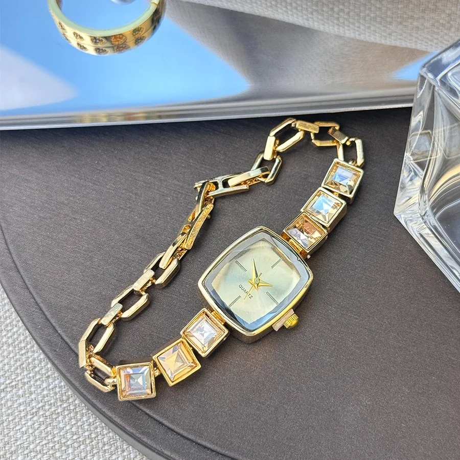 Fashion Square Women Quartz Watch Luxury Rhinestone Bracelet Wristwatch For Ladies Clock Reloj Mujer
Fashion Square Women Quartz Watch Luxury Rhinestone Bracelet Wristwatch For Ladies Clock Reloj Mujer