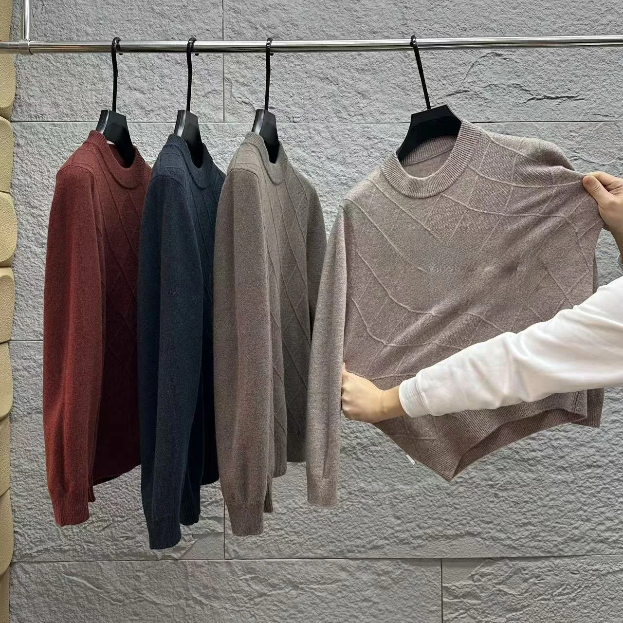 Удобный повседневный вязаный свитер из шерсти 420 г для мужчин, осенне-зимний, модный, универсальный, длинный, деловой стиль
Удобный повседневный вязаный свитер из шерсти 420 г для мужчин, осенне-зимний, модный, универсальный, длинный, деловой стиль