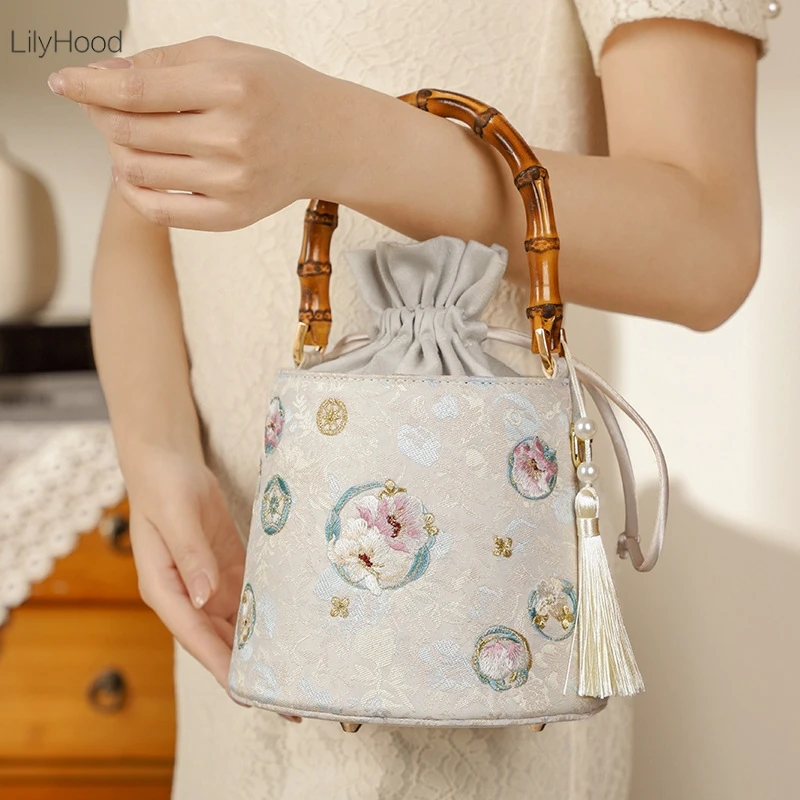 Women Embroidery Velvet Bucket Medium Size Bamboo Handle Handbag Vintage Retro Cottagecore Chinese Stylish Luxury Shoulder Bag
Women Embroidery Velvet Bucket Medium Size Bamboo Handle Handbag Vintage Retro Cottagecore Chinese Stylish Luxury Shoulder Bag