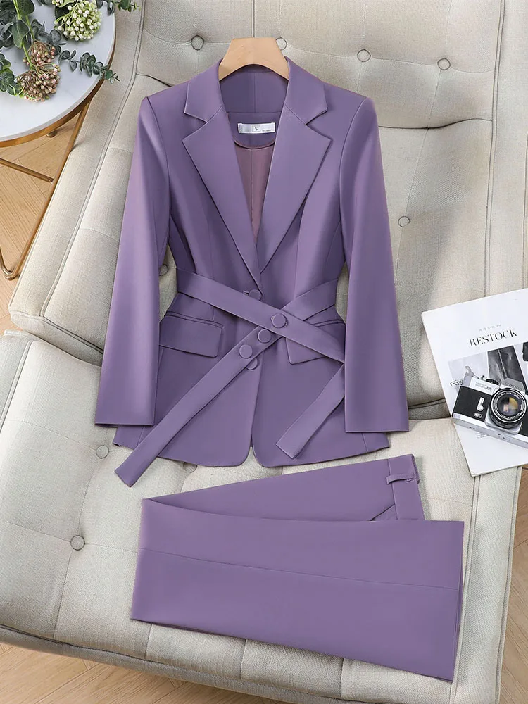 Фиолетово-бело-синий женский костюм-двойка: пиджак и брюки для делового стиля, офисной работы, формальная одежда для женщин
Фиолетово-бело-синий женский костюм-двойка: пиджак и брюки для делового стиля, офисной работы, формальная одежда для женщин