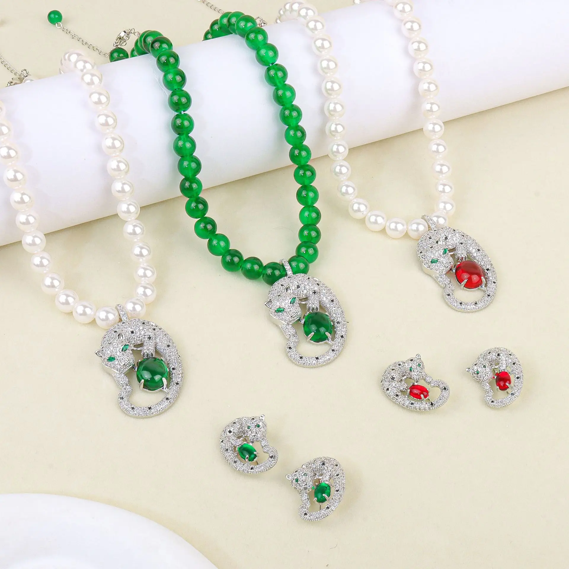 Exquisite European and American Cross-border Fashion Leopard Earrings with Luxury Zirconia Stones
Exquisite European and American Cross-border Fashion Leopard Earrings with Luxury Zirconia Stones