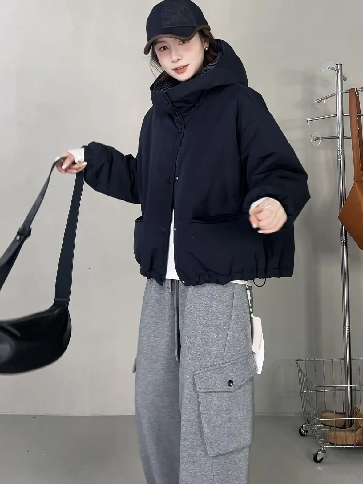 Новинка! Женская утепленная хлопковая куртка свободного кроя с капюшоном и клетчатым узором. Коллекция Весна 2026.
Новинка! Женская утепленная хлопковая куртка свободного кроя с капюшоном и клетчатым узором. Коллекция Весна 2026.