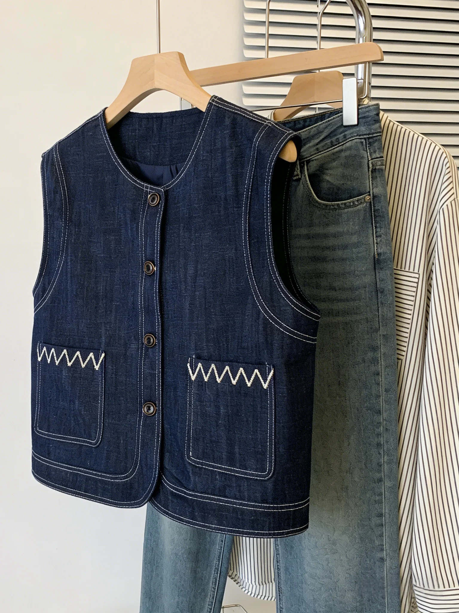 Loose Fit Summer New Style Women's Denim Vest Casual Sleeveless Top Vintage Feel Fashionable Outerwear for Daily Wear
Loose Fit Summer New Style Women's Denim Vest Casual Sleeveless Top Vintage Feel Fashionable Outerwear for Daily Wear