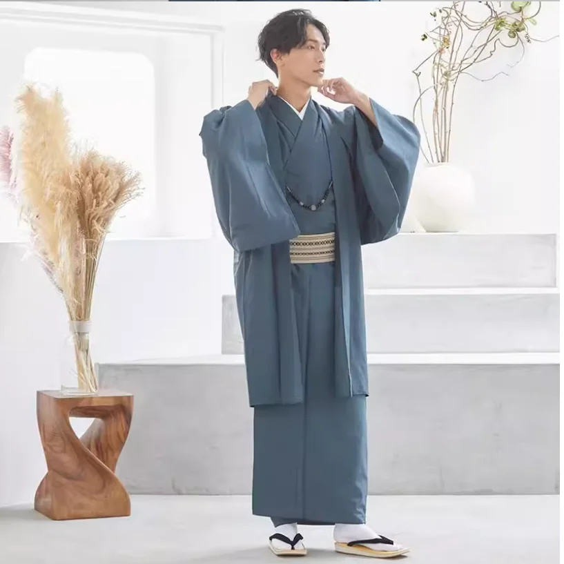 Japanese men's traditional formal kimono and feather fabric suit
Japanese men's traditional formal kimono and feather fabric suit