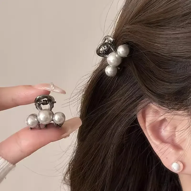 Новая премиальная заколка для волос для женщин, для челки, серая, с перламутром, маленькая, для боковых прядей, аксессуар для волос
Новая премиальная заколка для волос для женщин, для челки, серая, с перламутром, маленькая, для боковых прядей, аксессуар для волос