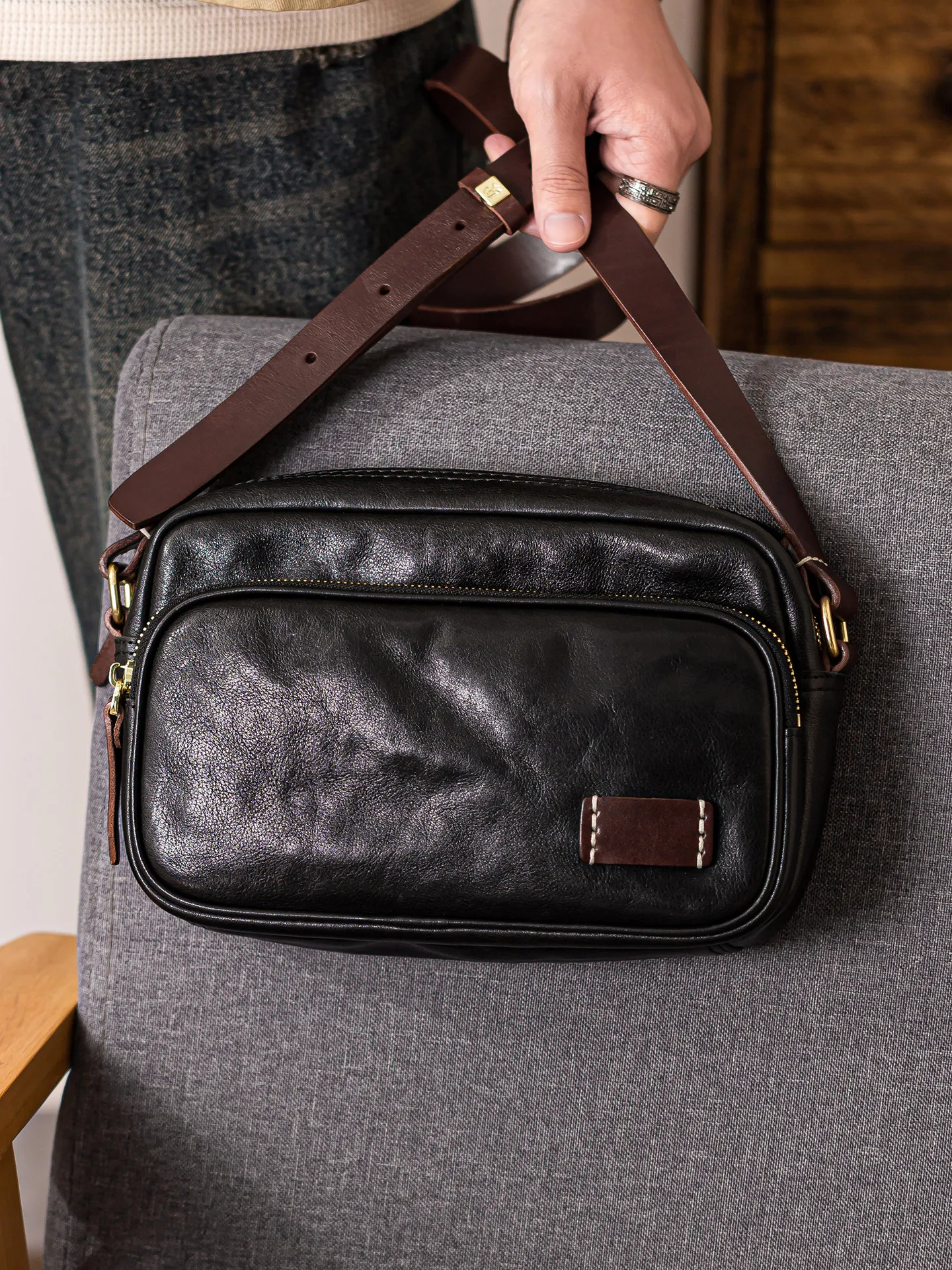 casual designer vegetable tanned cowhide men's crossbody bag fashion vintage handmade genuine leather black shoulder bag
casual designer vegetable tanned cowhide men's crossbody bag fashion vintage handmade genuine leather black shoulder bag