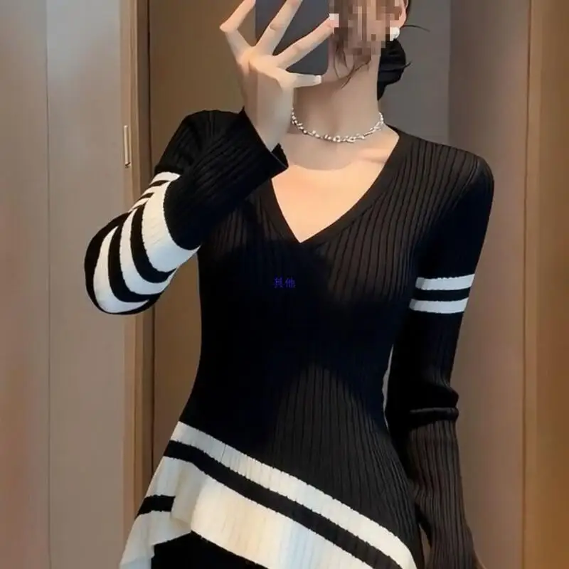 2026 New Women Autumn Winter Slim Fit Mid To Long Inner Sweater Tops Fashion Stylish Plus Size V-Neck Black Spliced Knit Sweater
2026 New Women Autumn Winter Slim Fit Mid To Long Inner Sweater Tops Fashion Stylish Plus Size V-Neck Black Spliced Knit Sweater