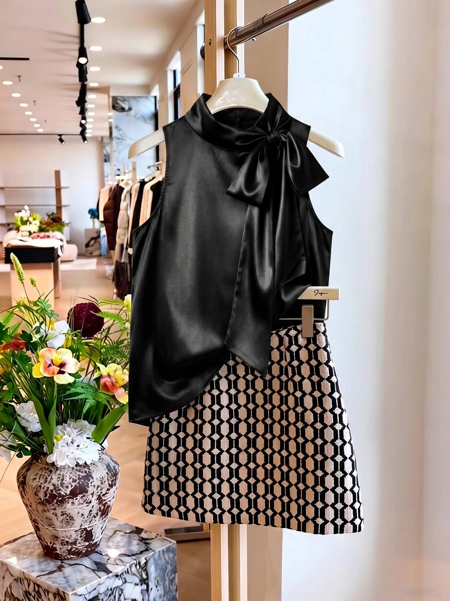 Trendy Knot Design Vest Sleeveless Commute Versatile Fashionable Silk Top Straight Cut Korean Style Summer 2026
Trendy Knot Design Vest Sleeveless Commute Versatile Fashionable Silk Top Straight Cut Korean Style Summer 2026