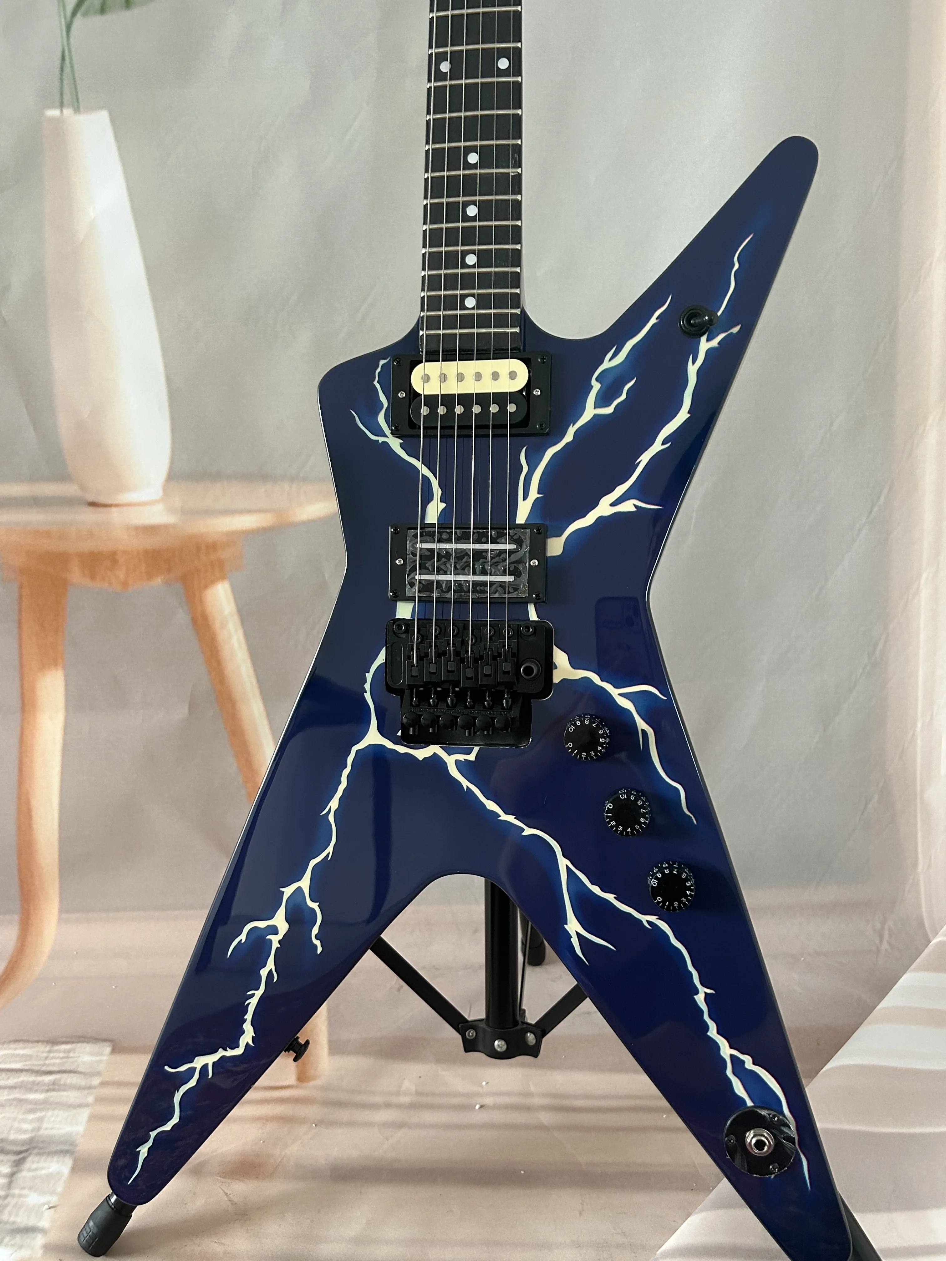 Электрогитара Blue Lightning Floydrose Vibrato 6 Strings Dimebag Darrel ML
Электрогитара Blue Lightning Floydrose Vibrato 6 Strings Dimebag Darrel ML